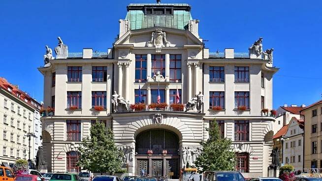 Unikátní páternoster je k vidění na pražském magistrátu - Médium.cz