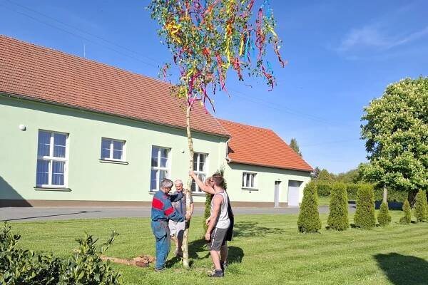 Stavění májky a pálení čarodějnic v Kozojídkách - 30.4.2025 - Obec Vinary