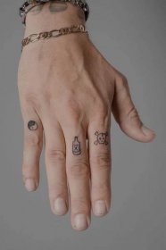 Význam tetování na prstu pro lebku může představovat smrt, ale také připomenutí si, že život je krátký.