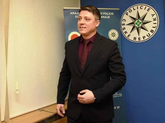 Vedoucí oddělení obecné kriminality krajského ředitelství Policie ČR Aleš Pavlík na tiskové konferenci.