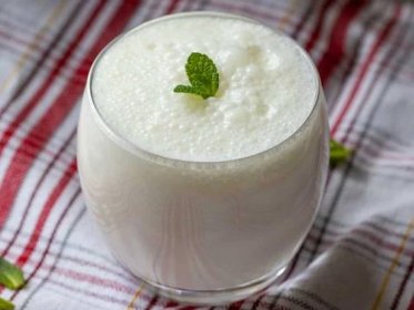 Ayran je slaný jogurtový nápoj podobný kefíru, Turci ho milují
