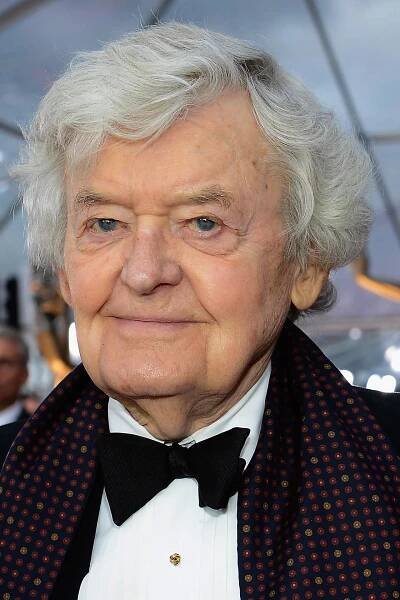 Award-winning actor Hal Holbrook wearing an elegant ribbon and scarf Wallpaper
