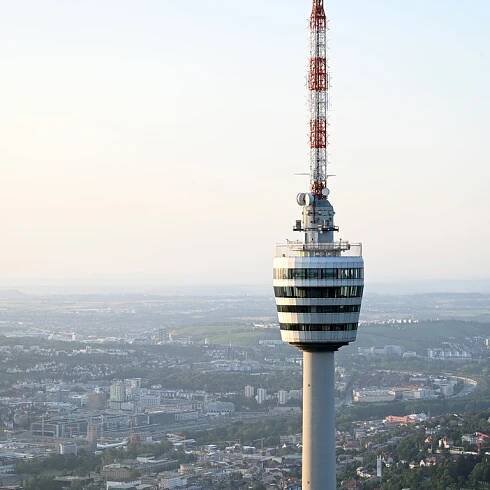 Fernsehturm Stuttgart mit Blick auf den Kessel Stuttgarts (Foto: dpa Bildfunk, picture alliance/dpa | Bernd Weißbrod)