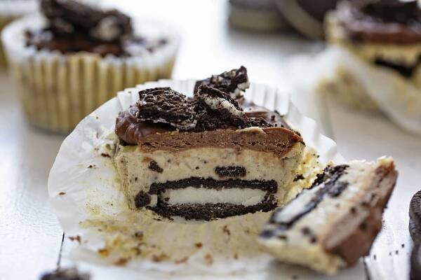 ¡Los mini pasteles de queso Oreo son un éxito total! #oreo #oreos #oreocheesecake #minicheesecakes #minioreocheesecakes #dessert #iambaker