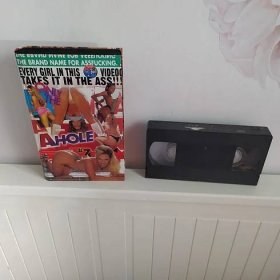 Stará porno kazeta VHS, nemám možnost vyzkoušet co na ní je od 1 Kč.