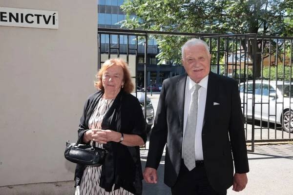 Klaus přišel s Dybou (†83) o dalšího parťáka z 1. české vlády. Kdo s nimi v ní seděl?