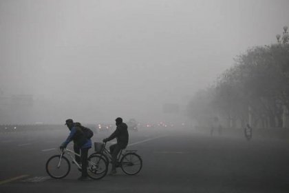 Peking trápí silný smog. Dálnice a školy jsou uzavřeny, továrny omezují činnost | Hospodářské noviny (HN.cz)