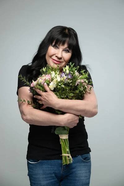 Škrtil ji psychopat, měla pletky s Delonem a plastik má prý méně než manžel! Dáda Patrasová slaví 65!