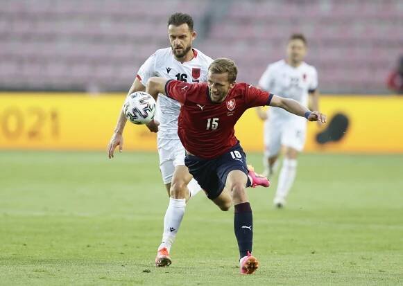 Tomáš Souček v souboji se Sokolem Cikalešim | iROZHLAS - spolehlivé zprávy