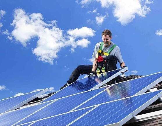 Dělník instalací alternativních zdrojů energie fotovoltaické solární panely na střeše — Stock obrázek