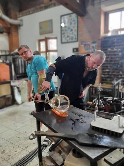 FOTO: Do kunratické sklárny přijeli studenti zahraničních škol v Praze