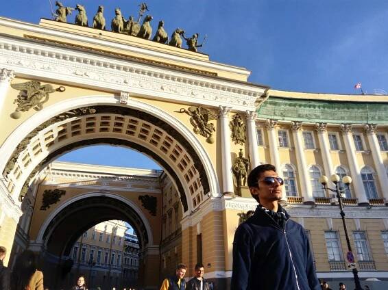 Hamza Al-Husseiny travels while working remotely as a data analyst
