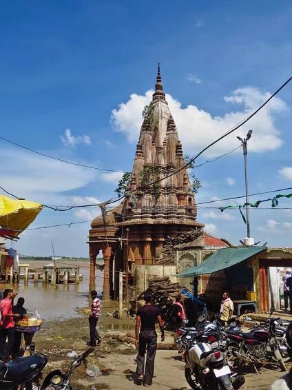überschwemmtes Ghat am Ganges