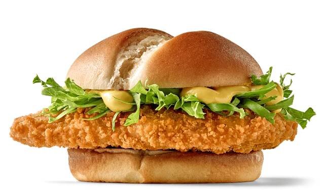 McCrispy bestehend aus knusprig frittiertem Hühnerbrustfilet zwischen zwei fluffigen Brötchen, garniert mit knackigem Salat und verfeinert mit Honey Mustard Sauce.