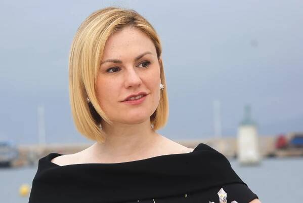 Anna Paquin Set As Robert De Niro's Daughter In Martin Scorsese's 'The Irishman'