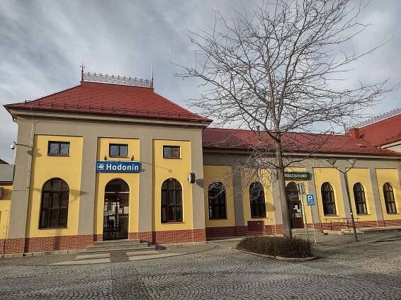 Výpravní budova na vlakovém nádraží v Hodoníně a její okolí.