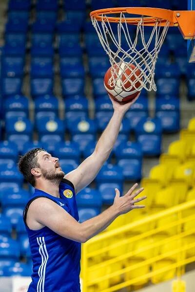 FOTO: Ivan Trojan je ve výborné kondici. Takto "řádil" s basketbalisty v Opavě