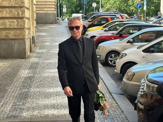 Elegantní Jiří Dvořák se přišel rozloučit s kolegyní a kamarádkou.