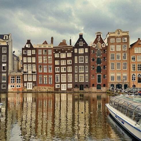 Schief, krumm und trotzdem stabil — die wunderschönen Häuser an den Grachten von Amsterdam.