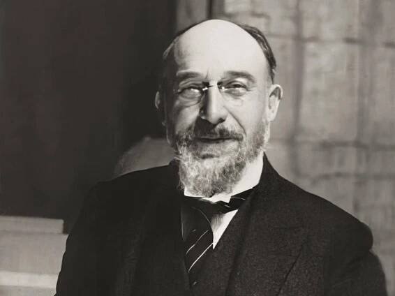 Porträt der französischen Komponisten Erik Satie in schwarz-weiß.