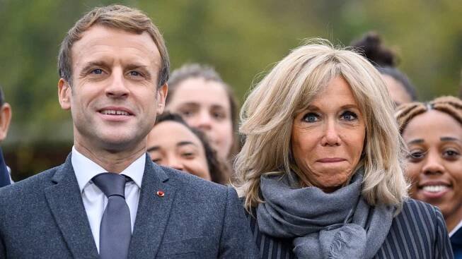 Macronová se narodila jako muž, tvrdí radikálové. První dáma Francie je požene k soudu