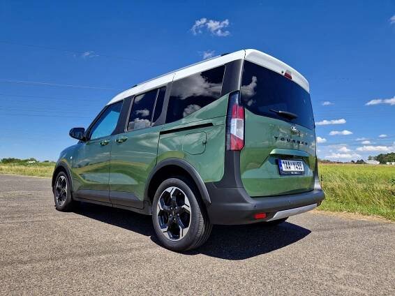 Umí i to, co už konkurenti zapomněli. Ford Tourneo Courier ukazuje limity SUV