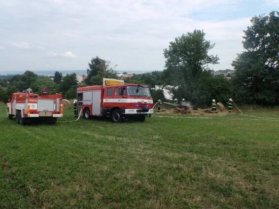 Na poli u obce Loukov na Kroměřížsku hořely balíky slámy. | hasici.cz 