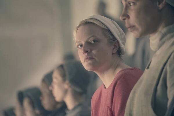 Příběh služebnice - Po porodu - Z filmu - Elisabeth Moss, Amanda Brugel