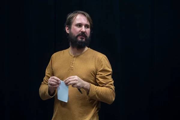 Ravenhillovu cenu dostal Jakub Vašíček za pražskou inscenaci o Háchovi