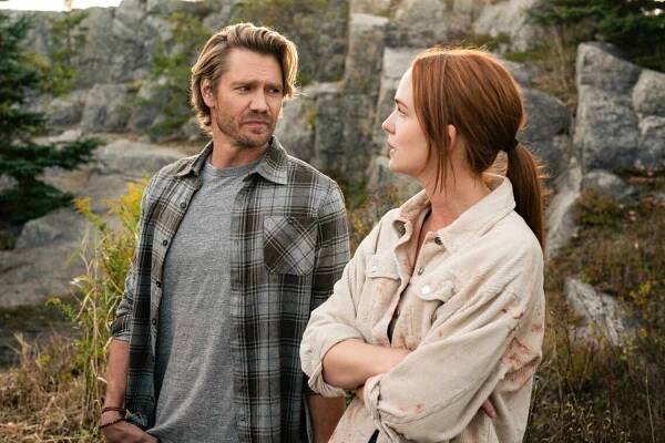 Chad Michael Murray as Cal Jones and Morgan Kohan as Maggie Sullivan in Sullivan's Crossing.