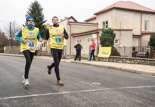 Čínskou zeď už nevidomý běžec zdolal. Teď se vydal napříč celým Českem