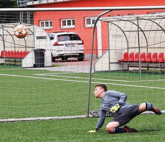 Turnaj fotbalových brankářů Keeperbattle 2021 v Hradci na Slavii ovládl Godula