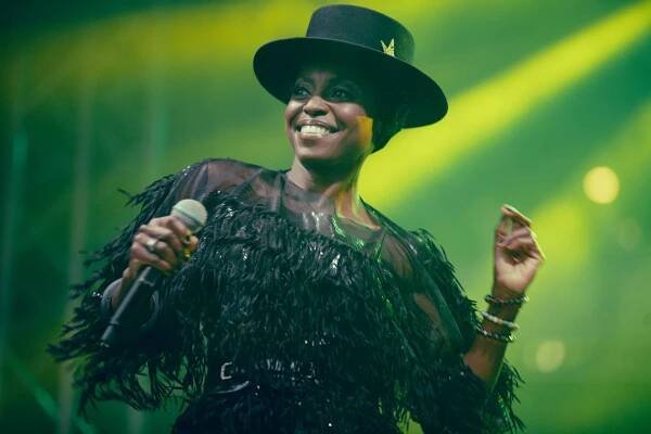 FOTOREPORT: Morcheeba a Indoor Garden Party s Russellem Crowem koncertně zahájili 57. ročník KVIFF