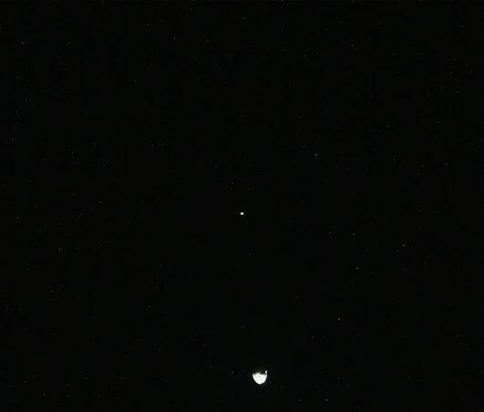 Phobos a Deimos na marsovské obloze (původní neupravený snímek). Credit: NASA