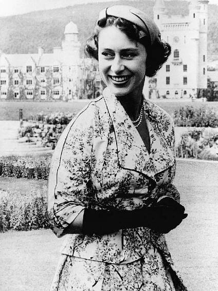 FOTO: Princezna Margaret v dobře padnoucím kostýmku, s perlami, kloboučkem a rukavicemi. – stránka 1