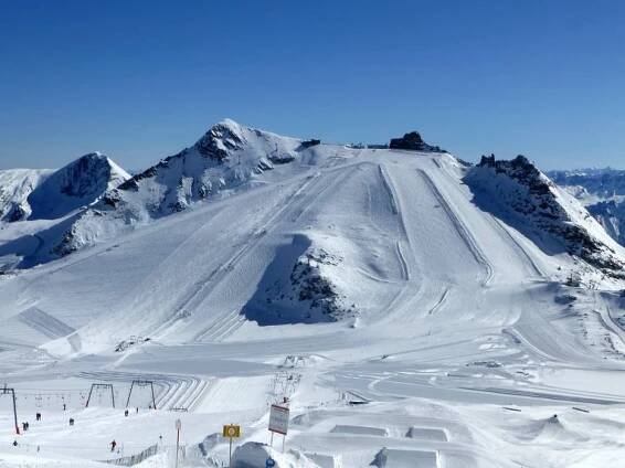 Snowpark on the Olperer in the foreground, Gefrorene Wand in the background