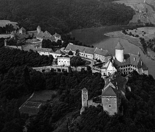 Veveří hrad, letecký pohled od jihovýchodu. Foto Eugen Vasiliak, 60. léta 20. století.