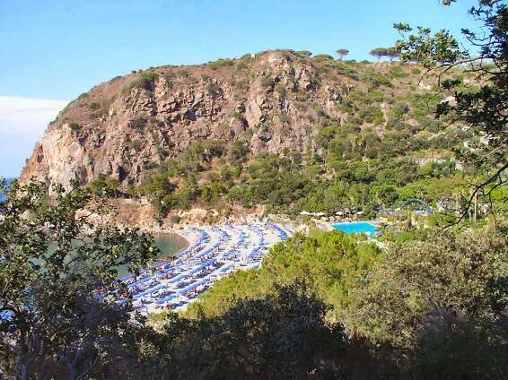San Montano a Ischia è: Baia di sabbia e terme, con a ridosso il Parco idrotermale Negombo.