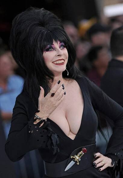Šedesátnice Cassandra Peterson to přehnala: Na premiéře filmu měla brutální výstřih i rozparek