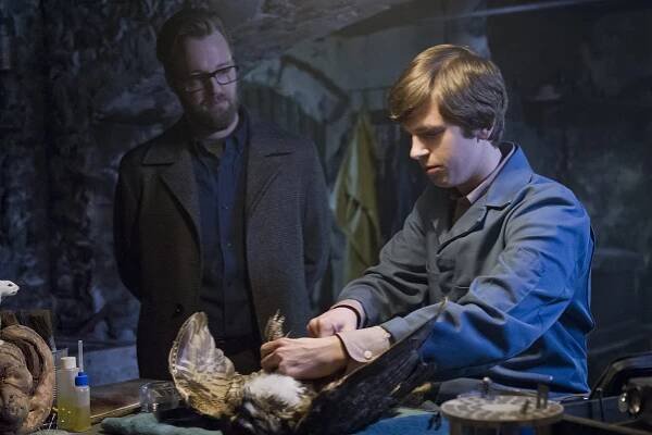 Batesův motel - Poslední večeře - Z filmu - Joshua Leonard, Freddie Highmore