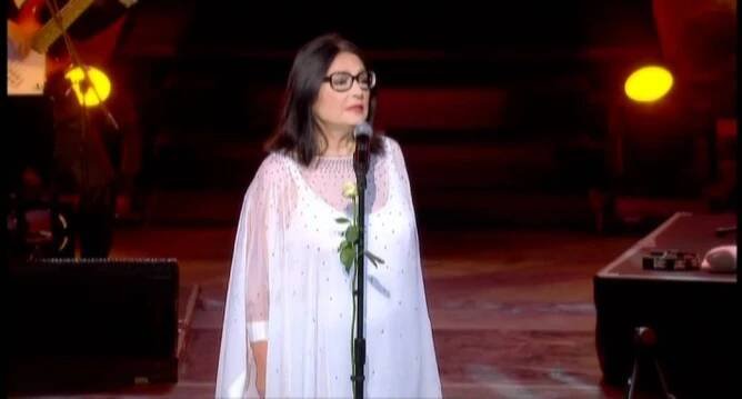 NANA MOUSKOURI (Pefti Vrohì)