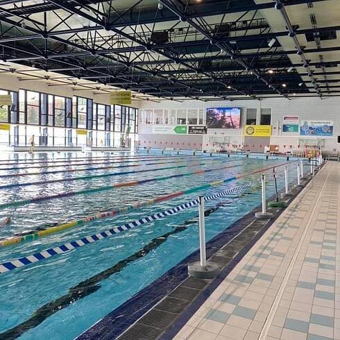 Rekonstrukce žlabů plaveckého areálu v Plzni s nerezovým odvodněním MEA | Stavebniserver.com