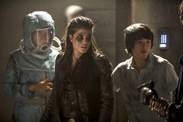 Prvních 100 - Blood Must Have Blood: Part 2 - Z filmu - Marie Avgeropoulos, Christopher Larkin