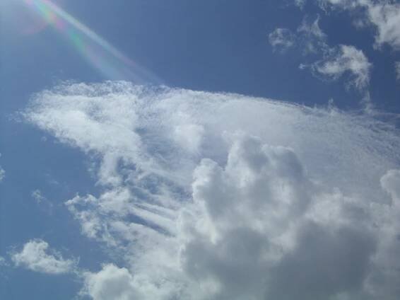 Súbor:Cirrocumulus above Cumulus.JPG