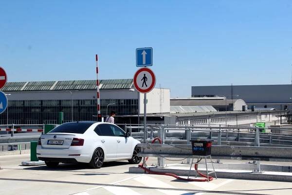 U Bondy centra otevřeli opravené parkoviště. I s nabíječkami pro elektroauta