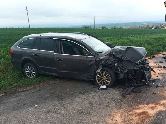 Dvě auta se dnes odpoledne tvrdě střetla u Vážan a Tučap, dva zranění