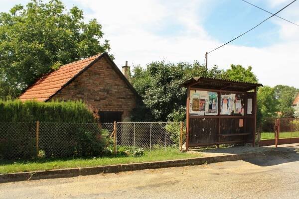 Soubor:Dolní Újezd, Jiříkov, small bus stop.jpg – Wikipedie