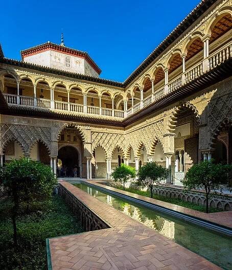 L'aspect actuel avec un bassin central, après la restauration de l'état initial du jardin mudéjar opérée au début du XXIe siècle.