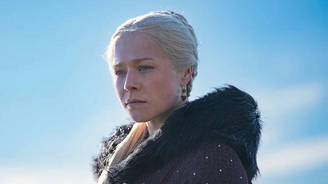 FOTO: Emma D‘Arcy jako princezna Rhaenyra Targaryen, královo prvorozené dítě a dračí jezdkyně s čistou valyrijskou krví. – stránka 7