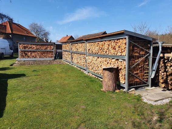 Regály na palivové dřevo - inspirace na zahradu